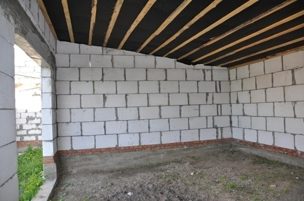 Утрамбованный грунт в основании пола