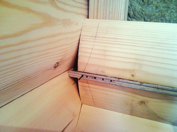 В угловой части делаем зарезы для стыковки панелей