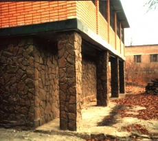 Веселенький теремок с колоннами и высоким цоколем