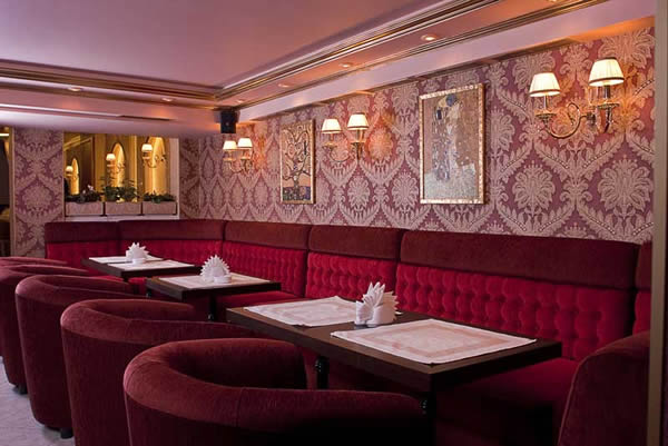 Виниловые обои на стенах кафе