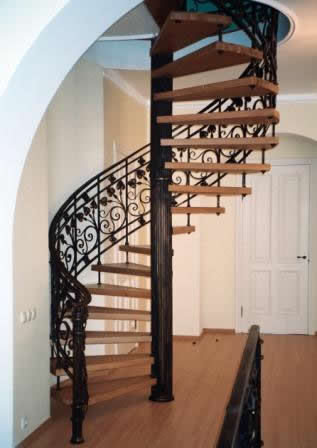 Винтовая лестница из металла