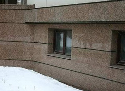 Внешне облицовка фасада здания плитами из керамогранита выглядит не хуже, чем отделка натуральным камнем