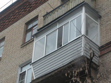 Внешний вид застекленного балкона