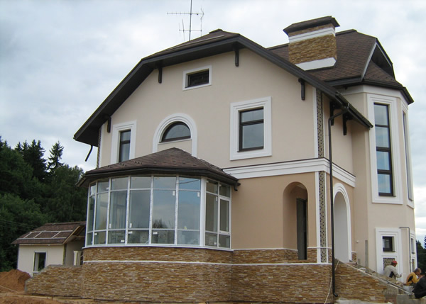 Вариант отделки дома штукатуркой