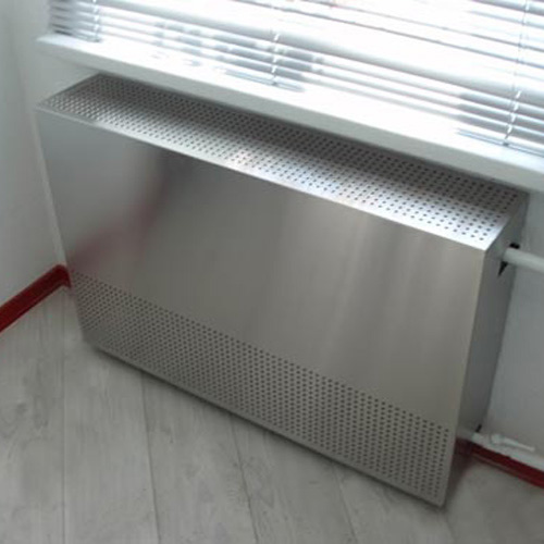 Закрыть батарею отопления можно штампованными листами из нержавеющей стали