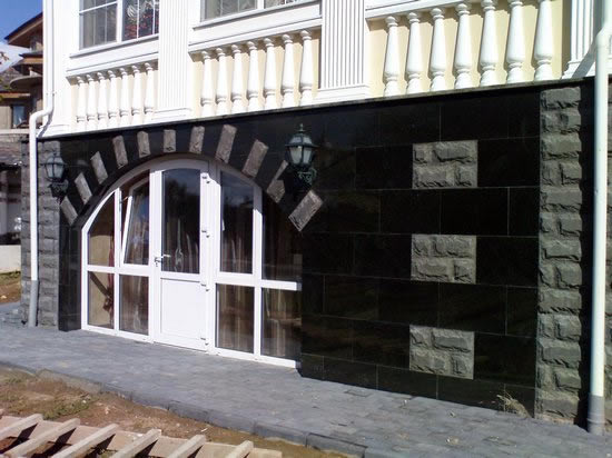 Здание с высоким цоколем