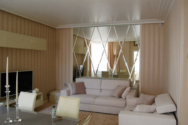 Зеркальная фацетовая плитка в гостинной