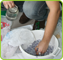 Добавляем воду в состав жидких обоев